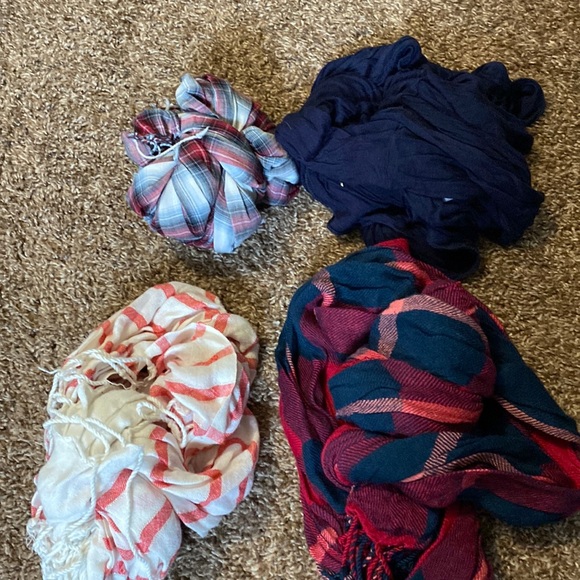 Lot of 4 scarves - Picture 1 of 2